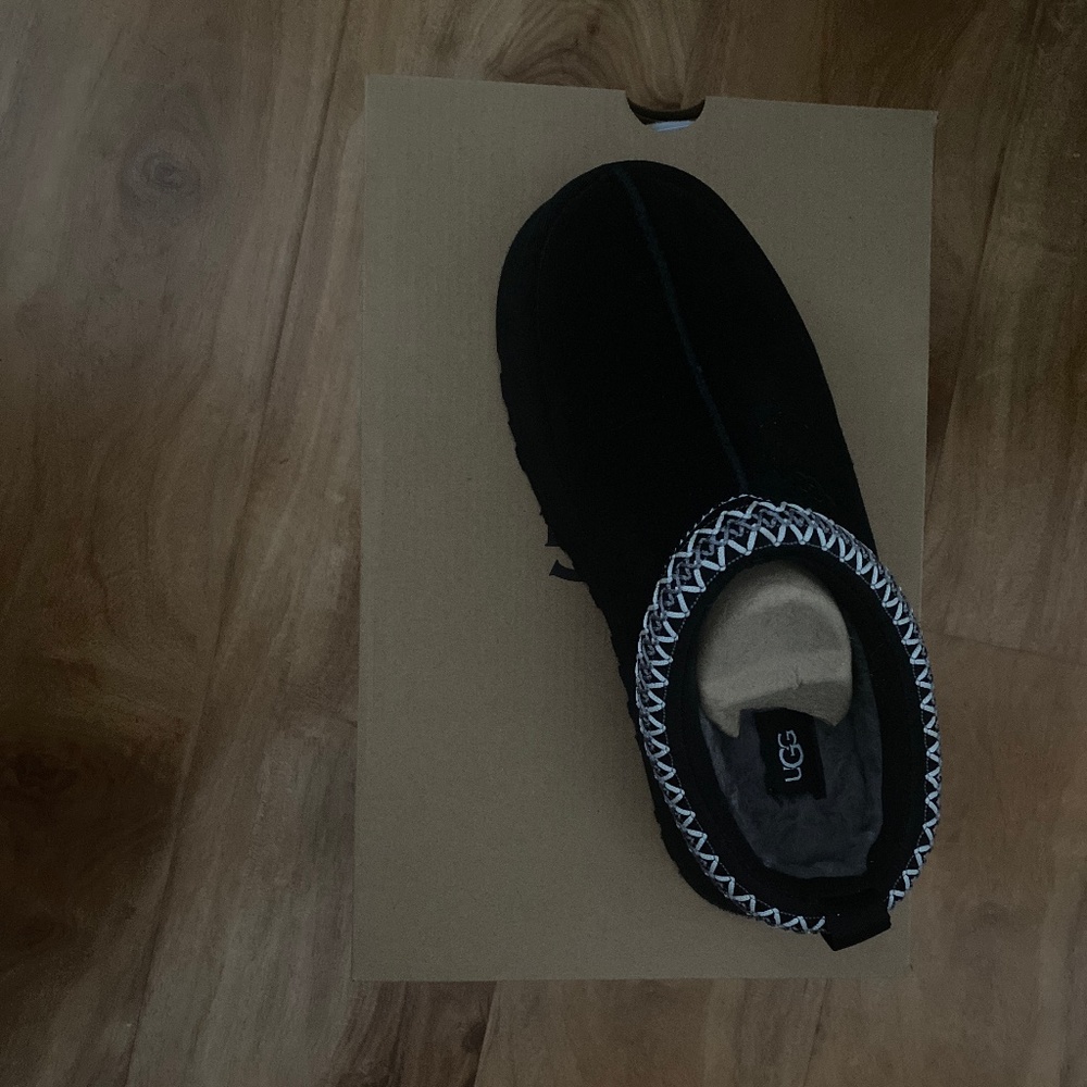 Ugg Tazz size 8 NIB